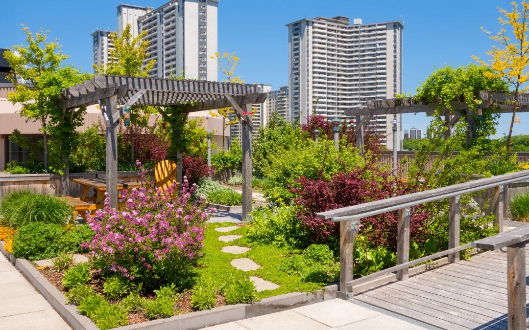 Un techo verde con láminas de drenaje para jardín instaladas