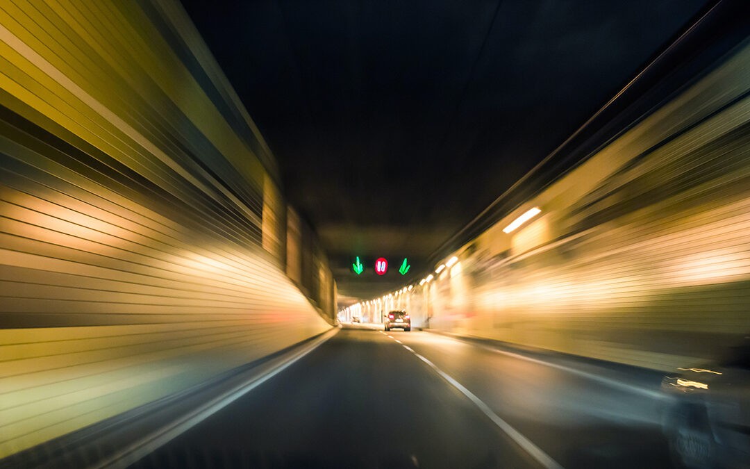 Pantallas acústicas colocadas en el túnel de una autopista.