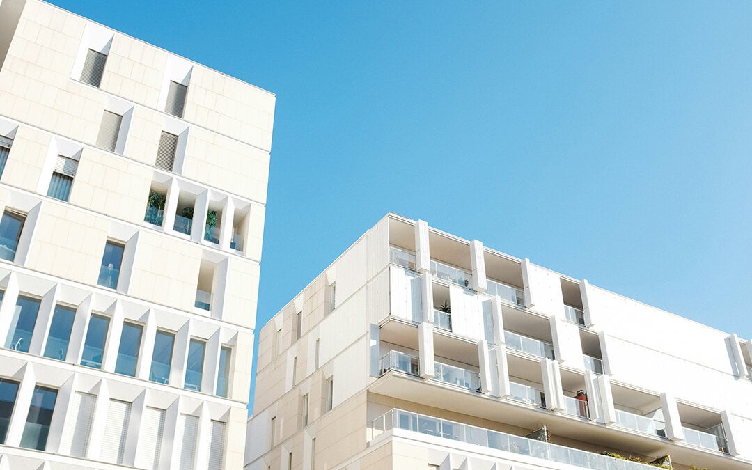 Un edificio construido con módulos prefabricados.