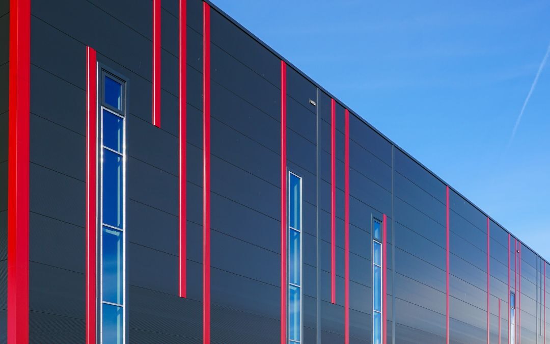 Paneles sándwich en la fachada de una nave industrial.