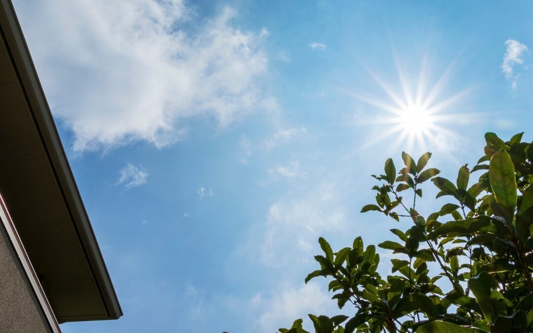 Una casa bajo el sol del verano, con necesidad de instalar aislamiento térmico.