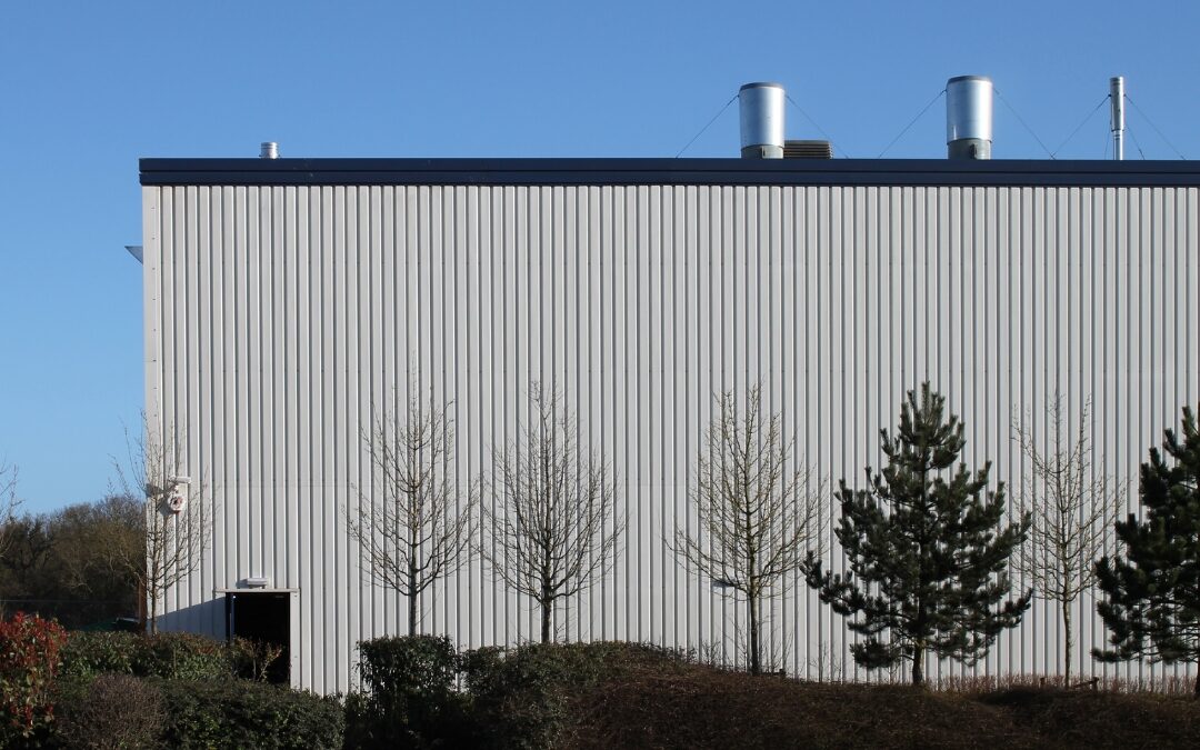 Una nave industrial con panel sándwich en la fachada.