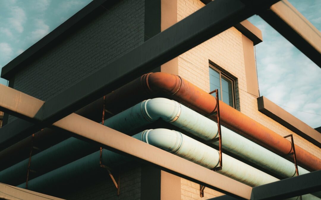 Tuberías de gran diámetro instaladas en el exterior de un edificio industrial